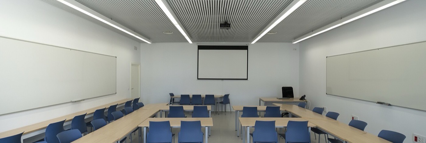 Aula universitaria equipada para docencia presencial y en línea