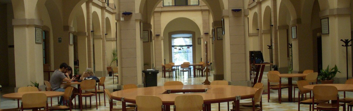 Patio interior de una biblioteca universitaria española con estudiantes
